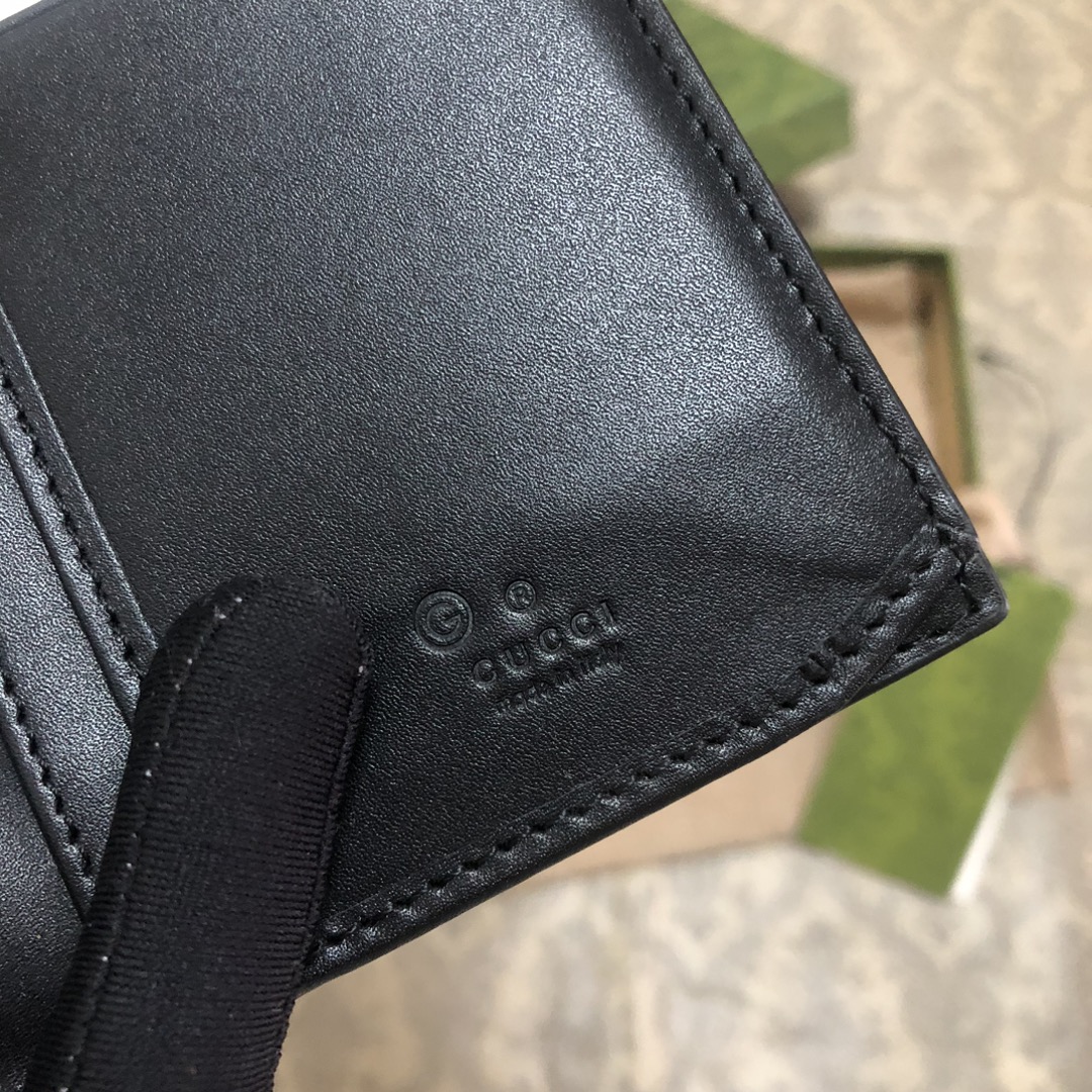 Gucci Signature黑色进口小牛皮西装夹，独特高雅的设计，配以热压技术，时尚潮流百搭，你值得拥