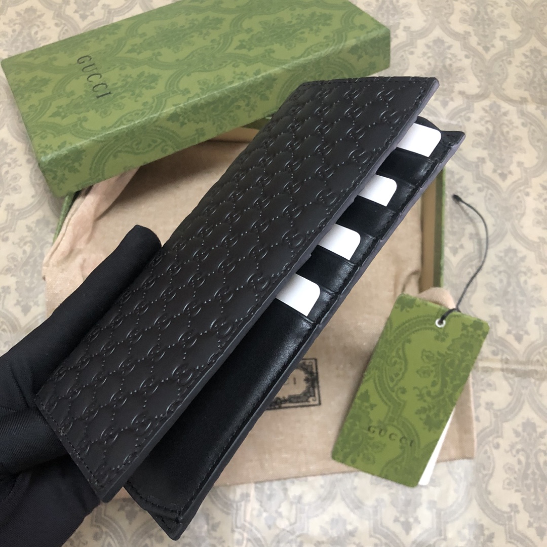 Gucci Signature黑色进口小牛皮西装夹，独特高雅的设计，配以热压技术，时尚潮流百搭，你值得拥