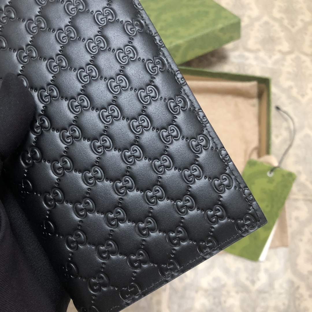 Gucci Signature黑色进口小牛皮西装夹，独特高雅的设计，配以热压技术，时尚潮流百搭，你值得拥
