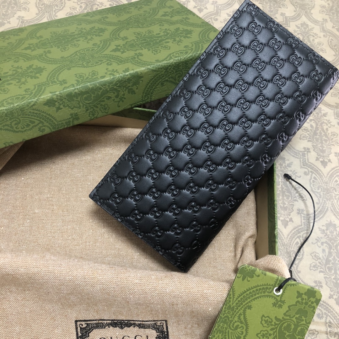 Gucci Signature黑色进口小牛皮西装夹，独特高雅的设计，配以热压技术，时尚潮流百搭，你值得拥