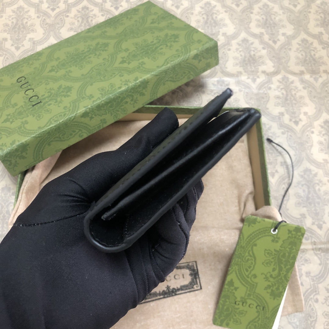 Gucci Signature黑色进口小牛皮西装夹，独特高雅的设计，配以热压技术，时尚潮流百搭，你值得拥