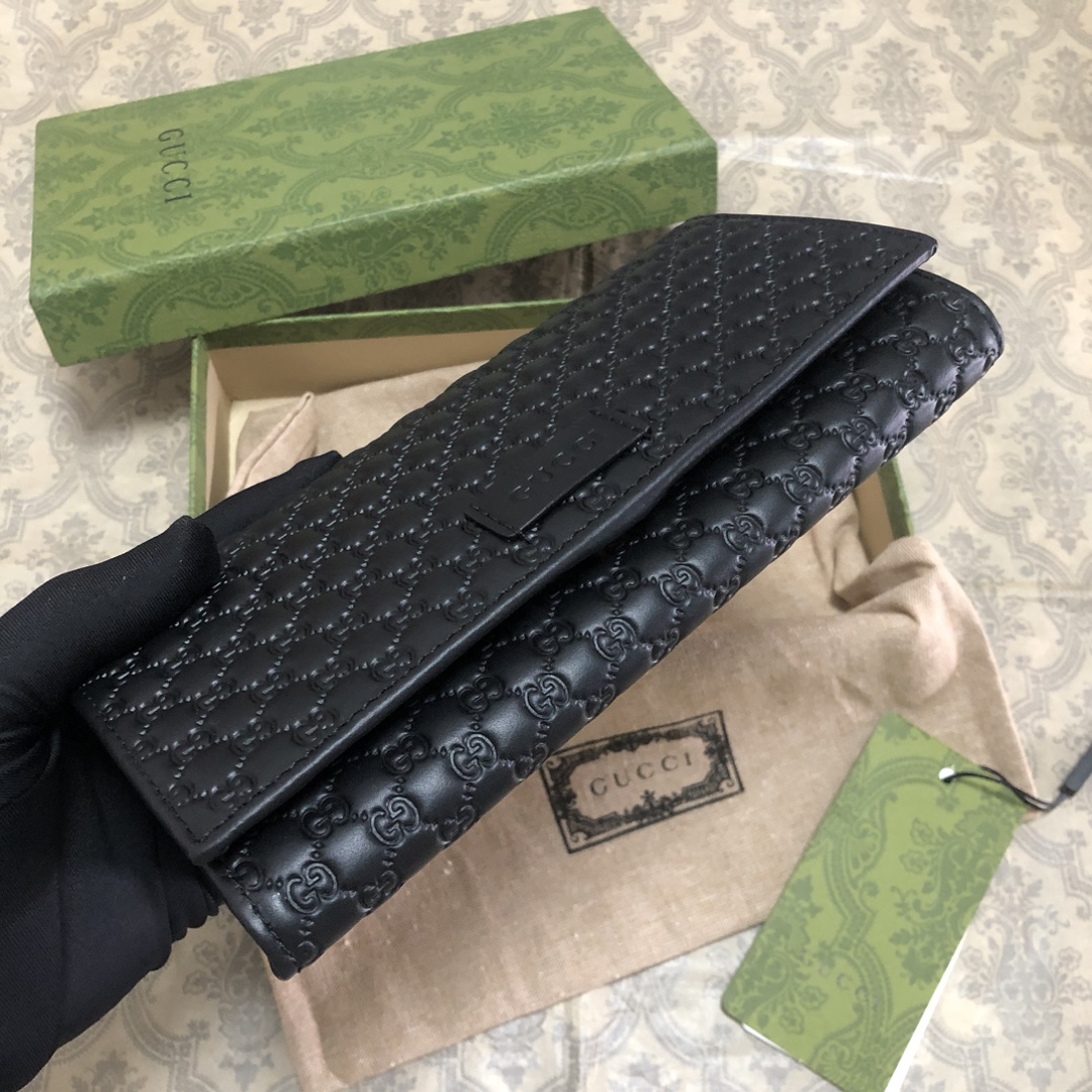 Gucci Signature黑色进口小牛皮两折钱夹，独特高雅的设计，配以热压技术，时尚潮流百搭，你值得