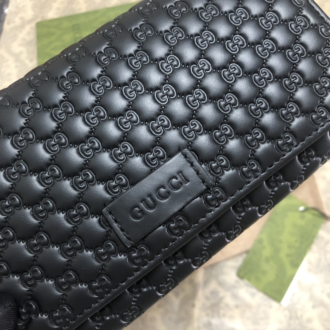 Gucci Signature黑色进口小牛皮两折钱夹，独特高雅的设计，配以热压技术，时尚潮流百搭，你值得