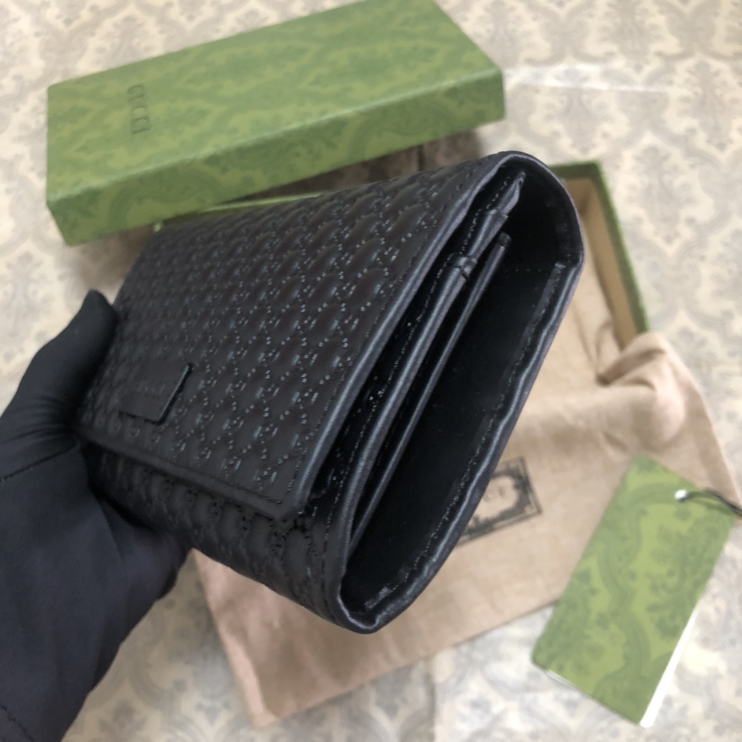 Gucci Signature黑色进口小牛皮两折钱夹，独特高雅的设计，配以热压技术，时尚潮流百搭，你值得
