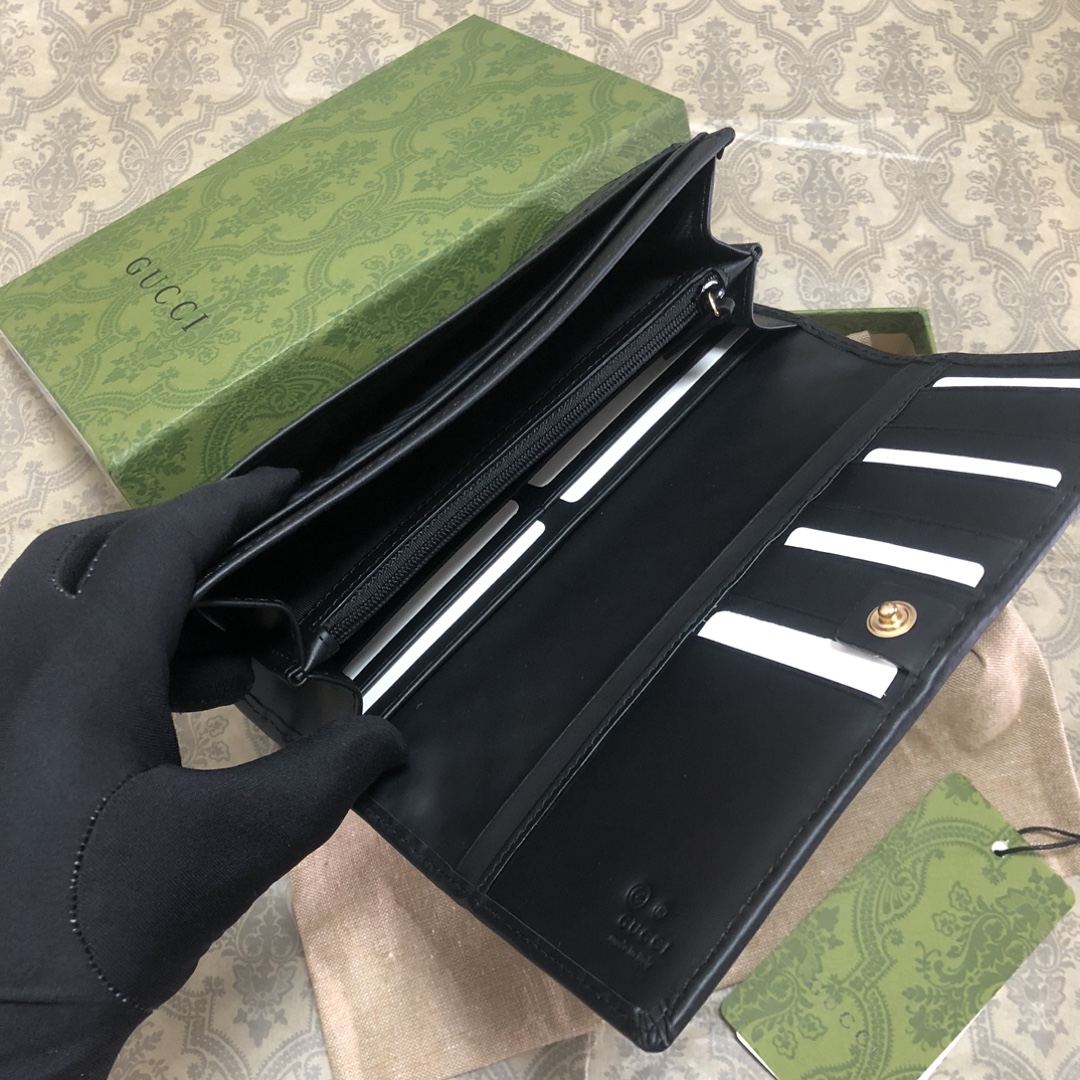 Gucci Signature黑色进口小牛皮两折钱夹，独特高雅的设计，配以热压技术，时尚潮流百搭，你值得