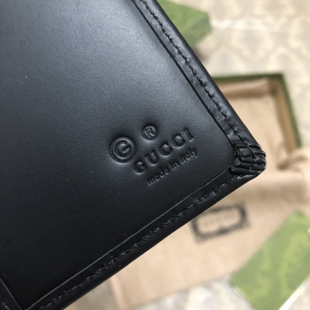 Gucci Signature黑色进口小牛皮两折钱夹，独特高雅的设计，配以热压技术，时尚潮流百搭，你值得