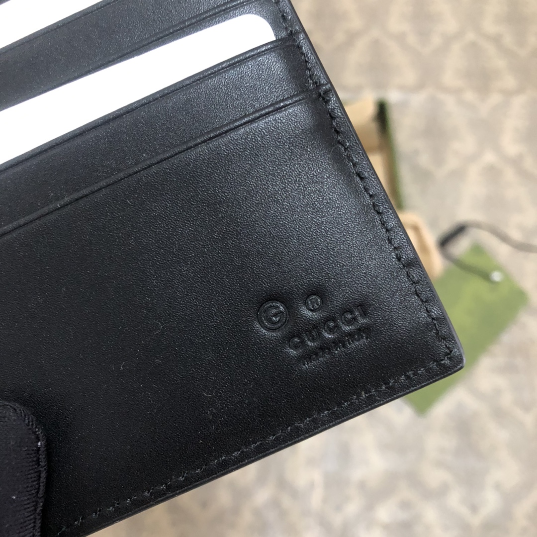 Gucci Signature黑色进口小牛皮短钱包，独特高雅的设计，配以热压技术，时尚潮流百搭，你值得拥