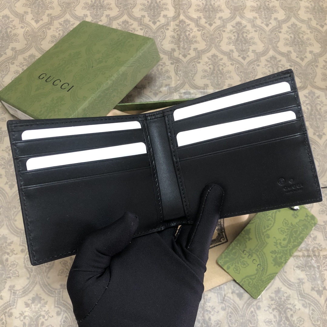 Gucci Signature黑色进口小牛皮短钱包，独特高雅的设计，配以热压技术，时尚潮流百搭，你值得拥