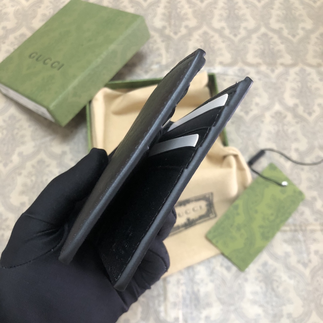 Gucci Signature黑色进口小牛皮短钱包，独特高雅的设计，配以热压技术，时尚潮流百搭，你值得拥