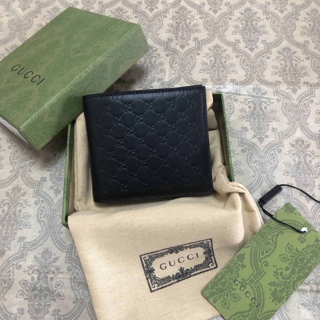Gucci Signature黑色进口小牛皮短钱包，独特高雅的设计，配以热压技术，时尚潮流百搭，你值得拥