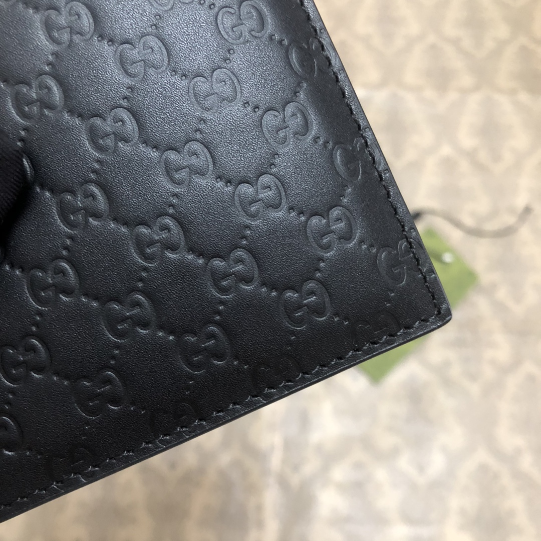 Gucci Signature黑色进口小牛皮短钱包，独特高雅的设计，配以热压技术，时尚潮流百搭，你值得拥