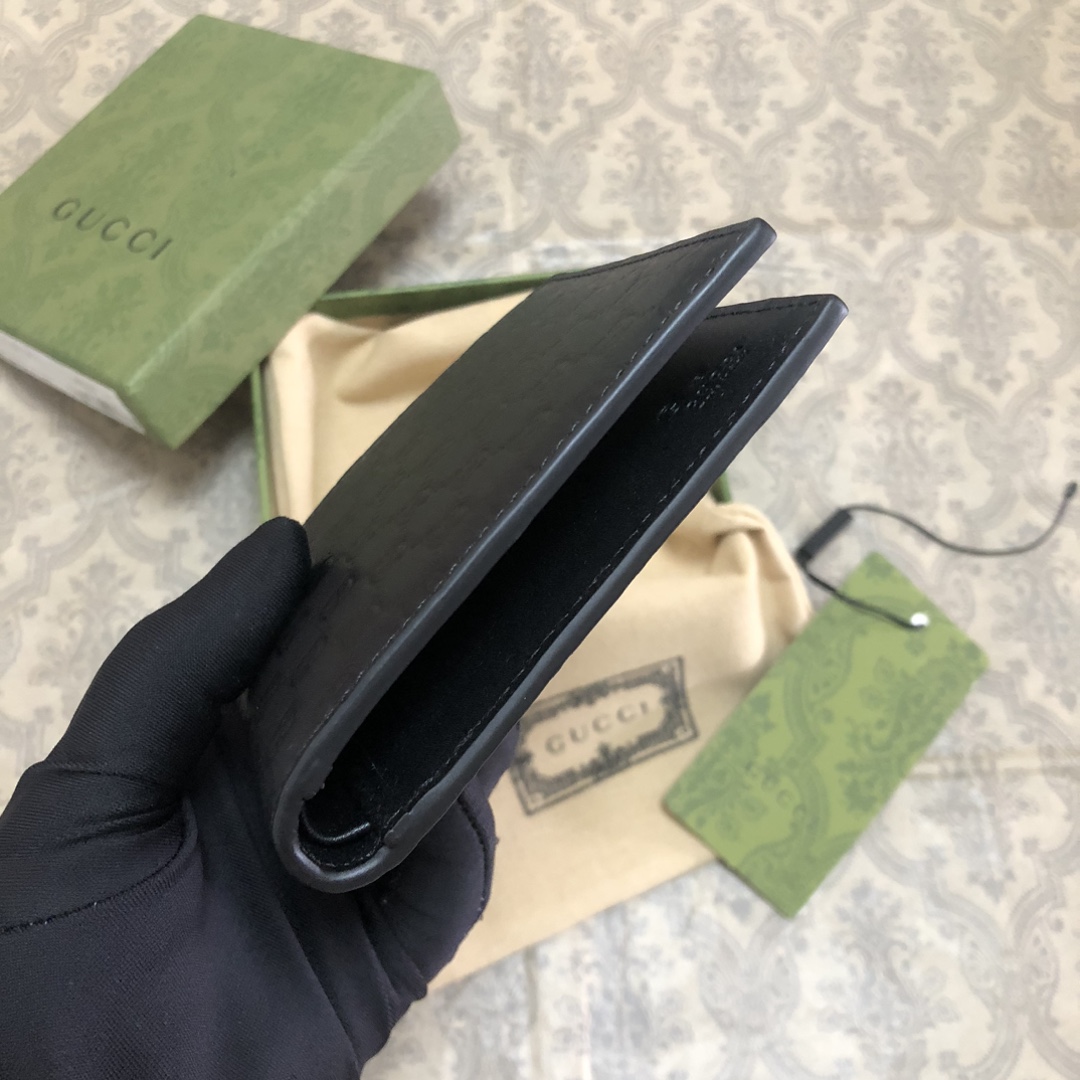 Gucci Signature黑色进口小牛皮短钱包，独特高雅的设计，配以热压技术，时尚潮流百搭，你值得拥