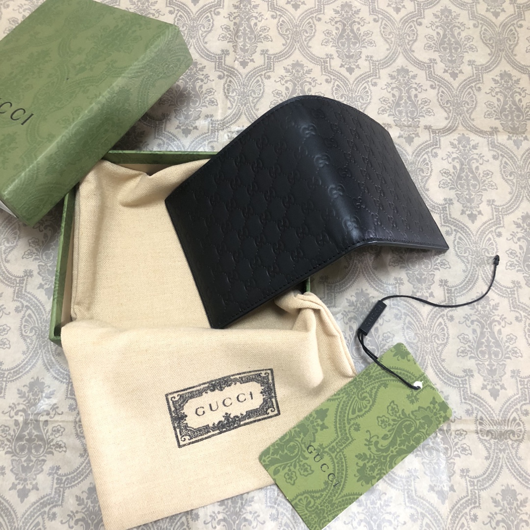 Gucci Signature黑色进口小牛皮短钱包，独特高雅的设计，配以热压技术，时尚潮流百搭，你值得拥