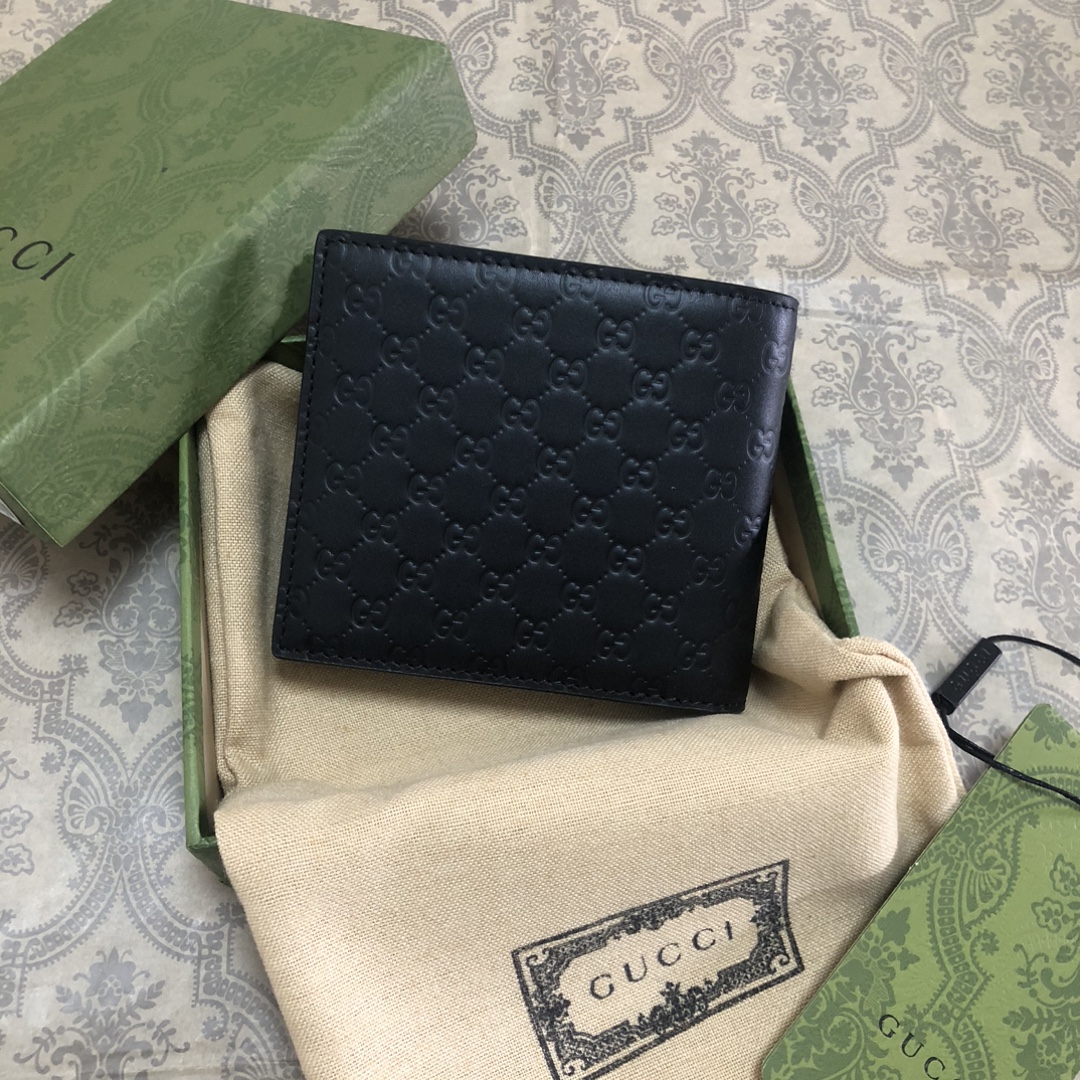 Gucci Signature黑色进口小牛皮短钱包，独特高雅的设计，配以热压技术，时尚潮流百搭，你值得拥