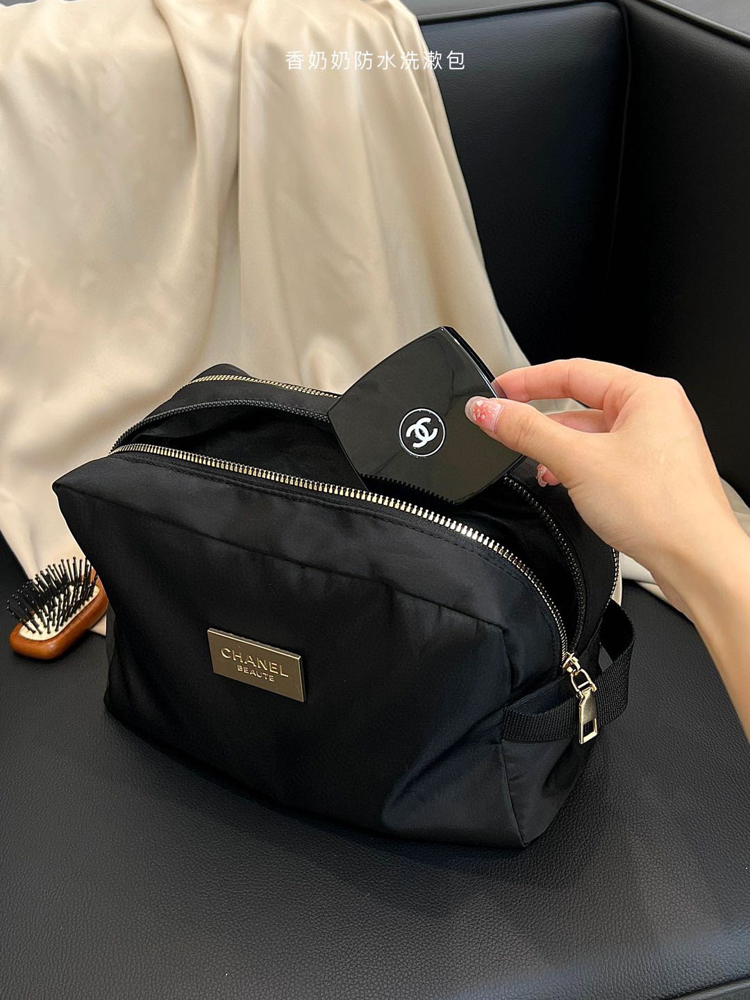 A makeup bag that combines high-value appearance with practicalityFull - Lifestyle 2