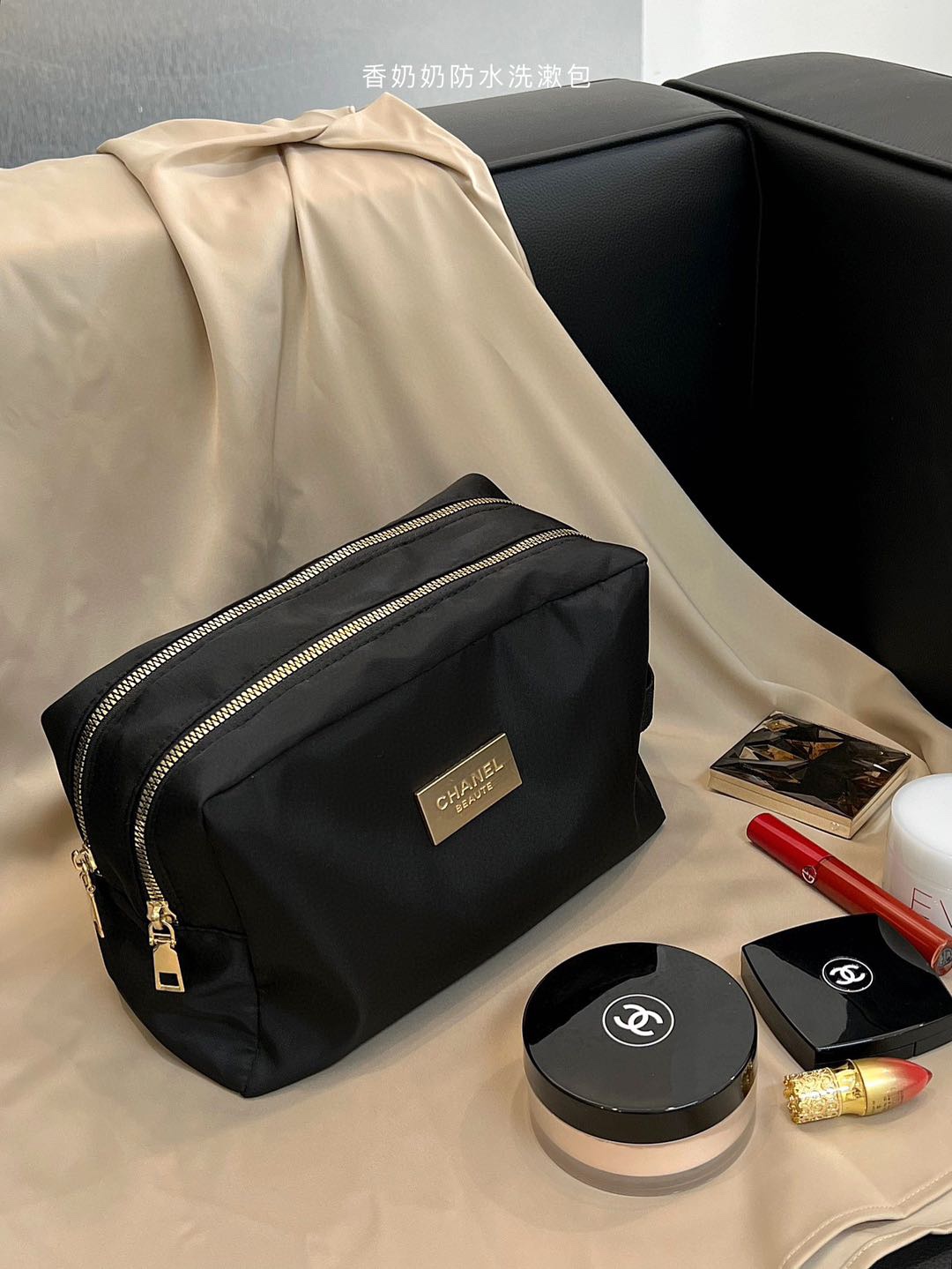 A makeup bag that combines high-value appearance with practicalityFull - Lifestyle 3
