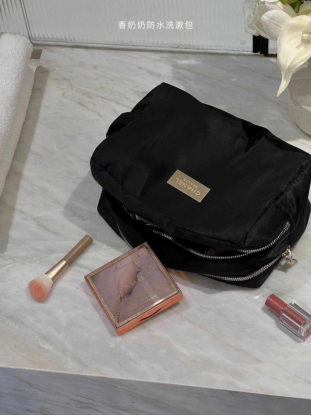 A makeup bag that combines high-value appearance with practicalityFull - Lifestyle 5