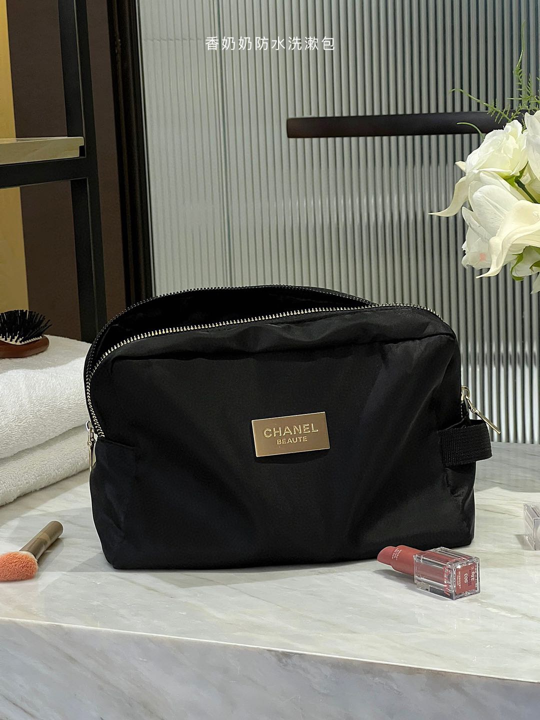 A makeup bag that combines high-value appearance with practicalityFull - Lifestyle 4