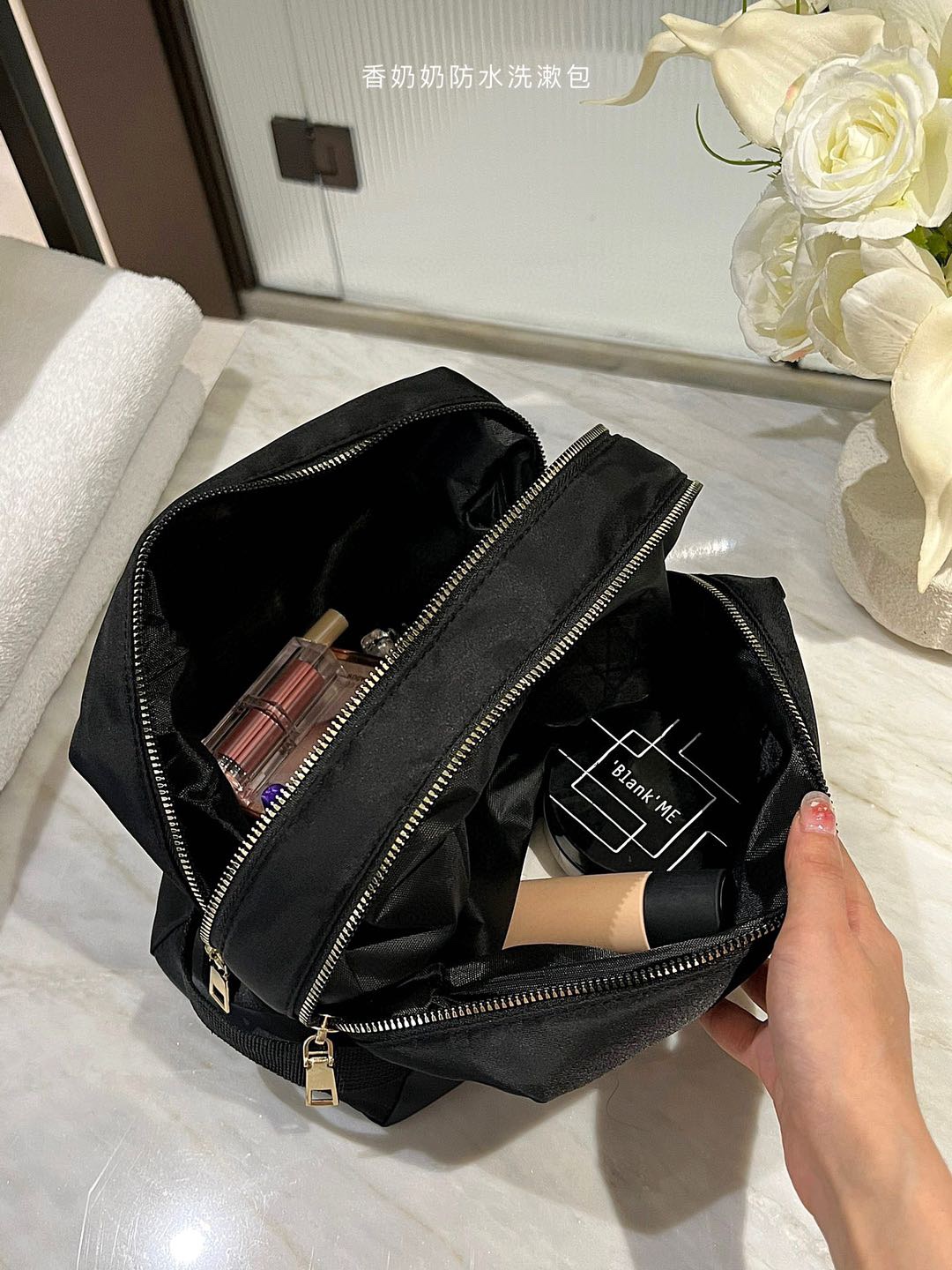 A makeup bag that combines high-value appearance with practicalityFull - Lifestyle 7