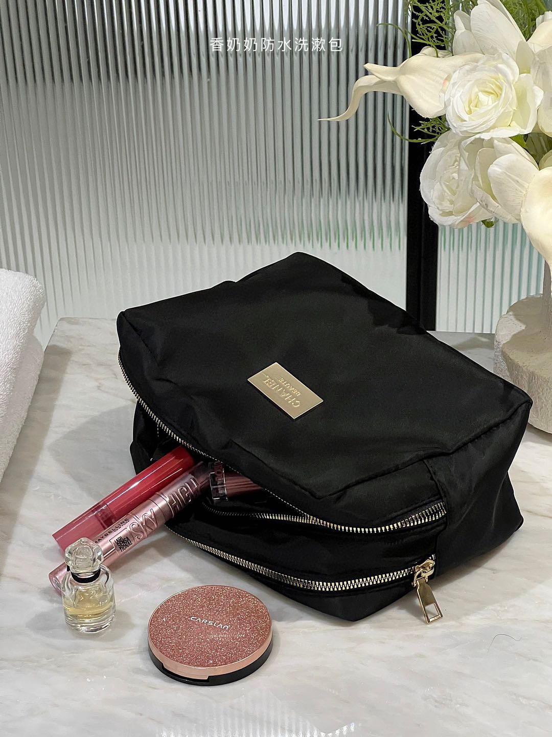 A makeup bag that combines high-value appearance with practicalityFull - Lifestyle 6
