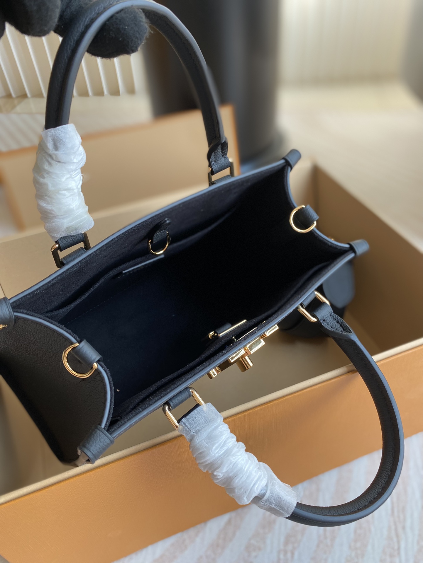 LOCK & GO HANDBAG - Bag 8
