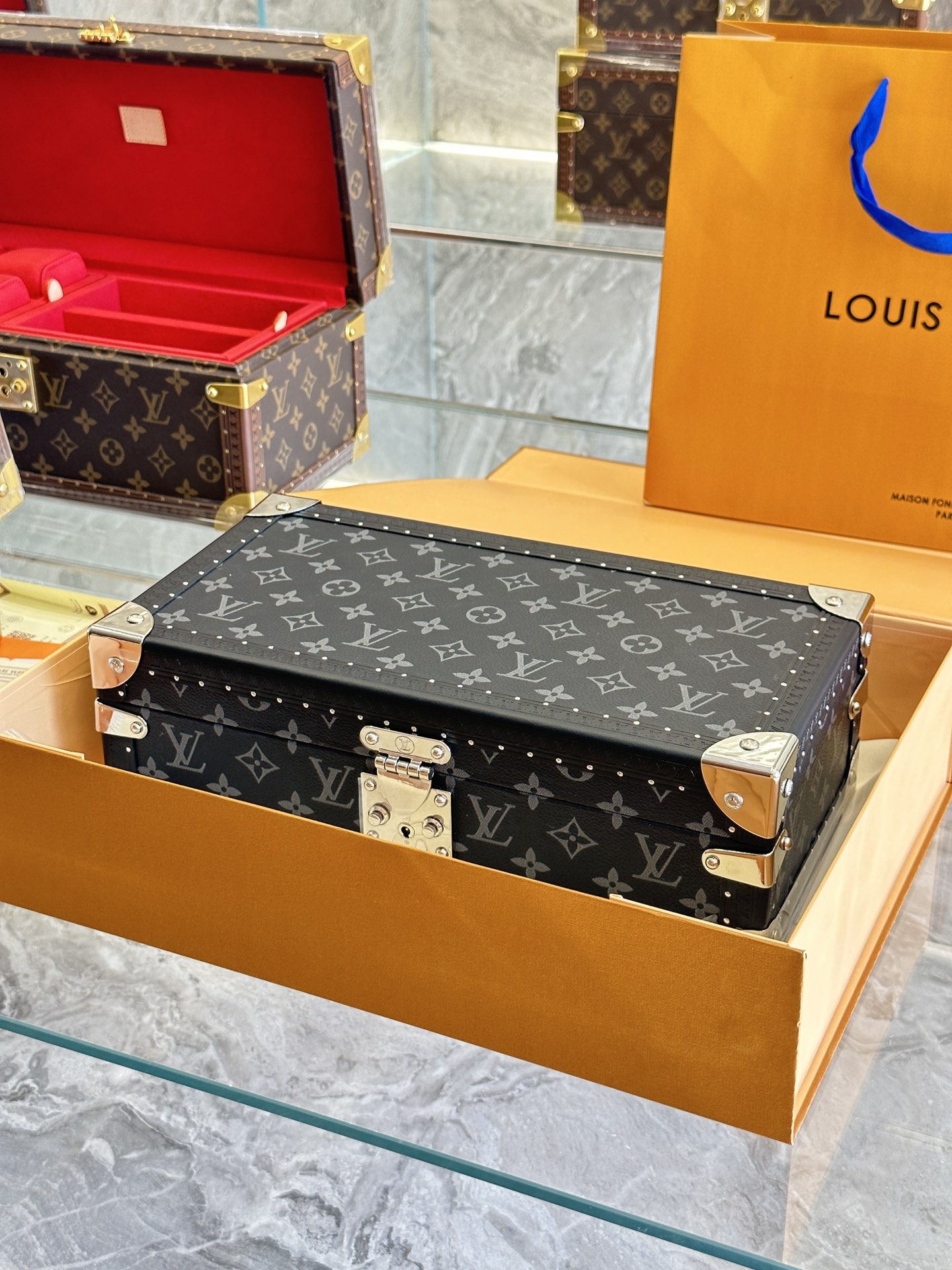 Caja dura de LV para 8 relojes. La caja dura de LV es realmente excelente. La marca fue fundada en 1854, el abuelo Loui…