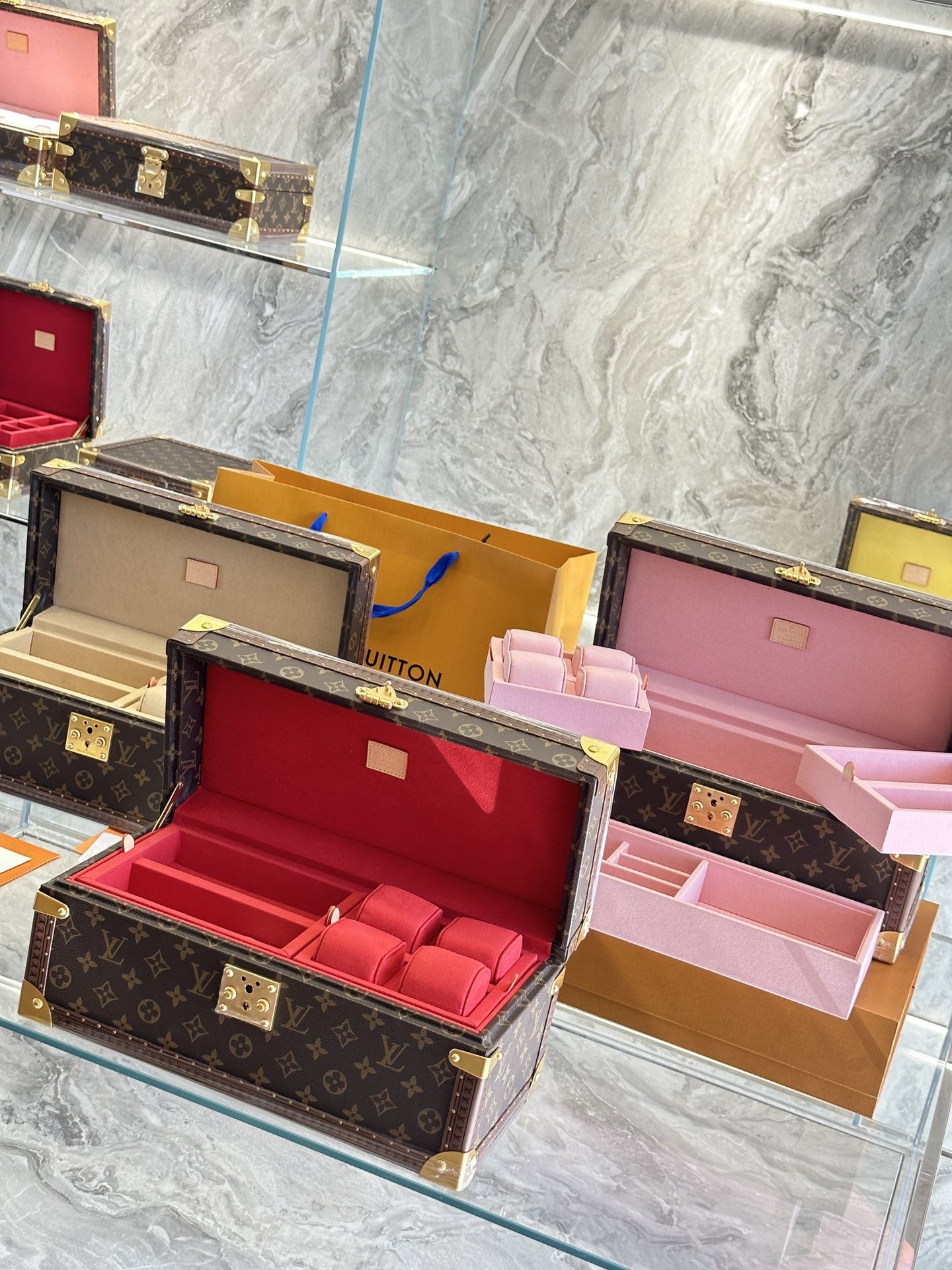 Caja dura grande de LV con múltiples compartimentos. La caja dura de LV es realmente excelente. La marca fue fundada en…