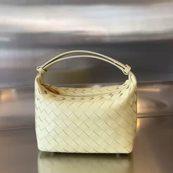 Bottega Veneta The compact body of the bag has a fashionable and foreign feel