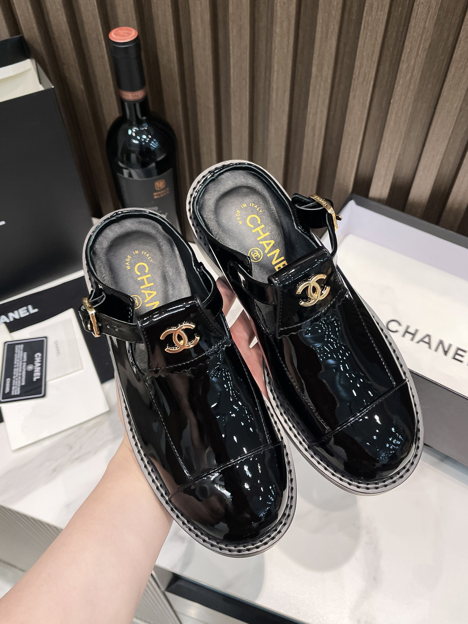 P280 Chane🍒小香23c新品🌹秋冬玛丽珍鞋乐福鞋 大头鞋玛丽珍 ☀️漆皮单鞋 半拖 就很有当代的复古那味儿～～ 上脚超级显瘦又舒适 日常随心搭配裙子 裤子 都无敌好看！ 鞋面采用进口牛皮 内里垫脚都是丝绸羊皮 
毛里拖鞋定做
橡胶大底 Size：35-39（41-42定制）
