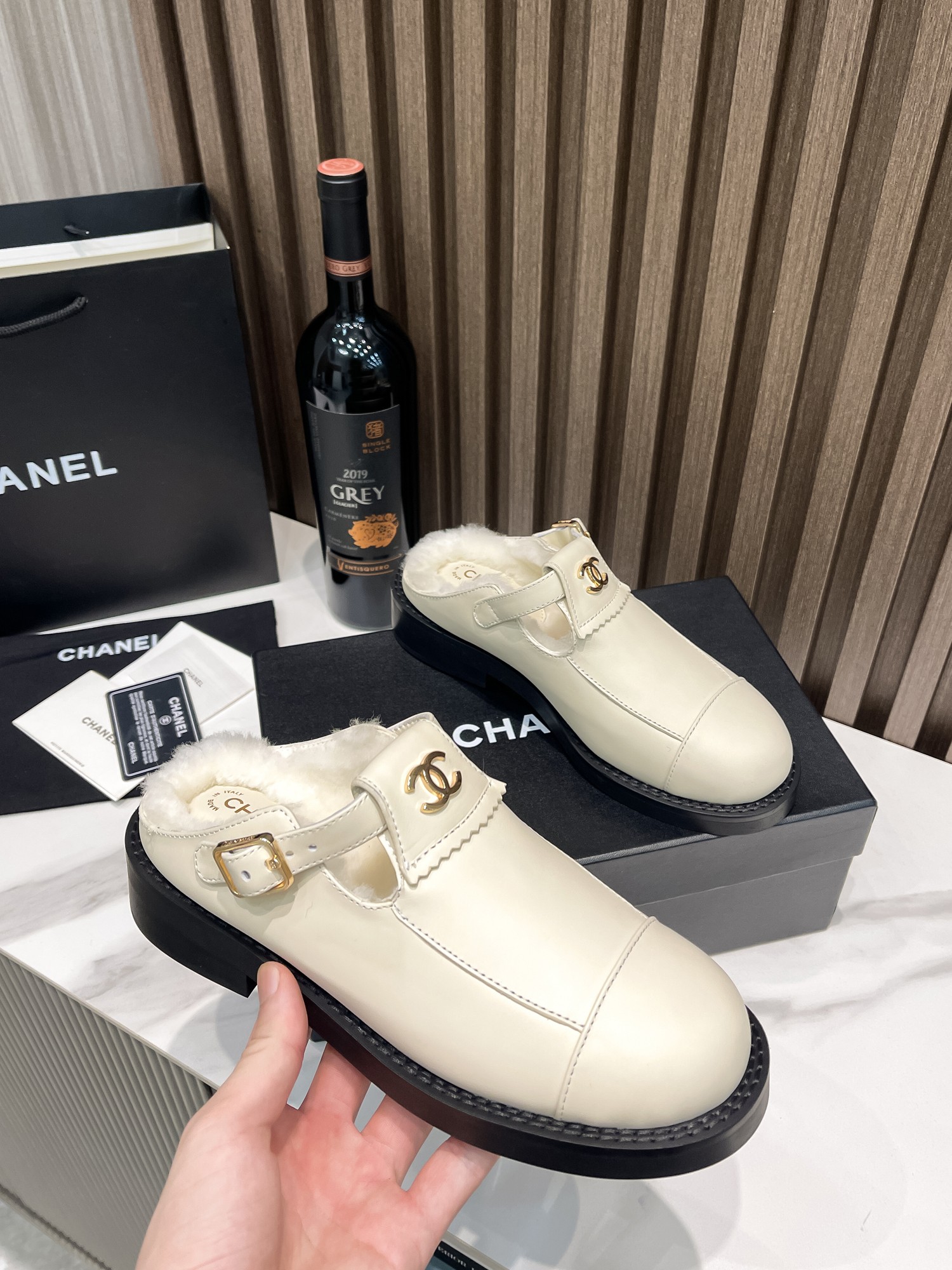 P280 Chane🍒小香23c新品🌹秋冬玛丽珍鞋乐福鞋 大头鞋玛丽珍 ☀️漆皮单鞋 半拖 就很有当代的复古那味儿～～ 上脚超级显瘦又舒适 日常随心搭配裙子 裤子 都无敌好看！ 鞋面采用进口牛皮 内里垫脚都是丝绸羊皮 
毛里拖鞋定做
橡胶大底 Size：35-39（41-42定制）