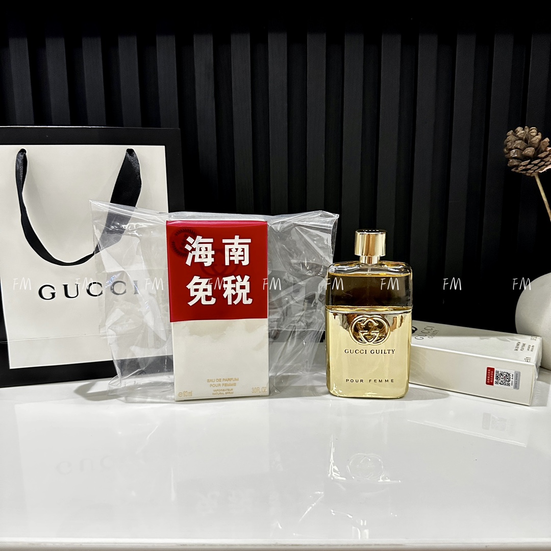 🏷GUCCI罪爱女士浓香90ml💫 GUCCI GUILTY金色罪爱女士浓香香水90ML,是一款东方型花香调的女用香水,组合了精致的杏仁,丁香和浓郁的的广霍香非常适合女性使用,超级好闻! 这款属于浓香,优雅恬静的花果香,闻一次爱一次!真的忘不掉,适合偏成熟的女人味 香调:东方花香调 前调:粉红胡椒香柠檬橘子 中调:紫丁香老鹳草玫瑰紫罗兰 后调:广藿香琥珀
