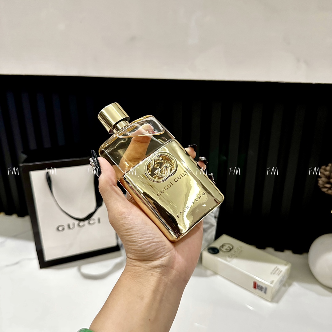 💰110 细节实拍✔ 瓶身的设计简洁大气却神秘暗涌,充满都市魅力,交叉的经典双G logo和双拼的金色瓶身很有个性!,似乎透露出一点危险和兴奋的信号.华丽炫目,巧夺天工,如同一件高雅极致的当代艺术品。这款醉人的东方花香拥有精巧瓶身,烘托出精致妩媚的女性魅力,而Gucci标志性的“双G缠绕”包装设计令其愈加完美。奢华假日佳礼,舍我其谁💢 这是一款成熟却也可爱,性感却也天真,挑逗却高级,浓郁强烈却单纯清馨,迷人愉悦却不妖不饶,既适合18-35岁想要女人味追求成熟的年轻女孩。又适合35岁➕一直拥有少女心态的成熟魅力女性! 整体来说,这是一款带有年轻感的性感香水,富有东方花基调,极富诱惑,和自由的女性魅力,给人一种哑光的神秘,高级。强烈,深层,欢快,天真,一点点危险感,暧昧,探索极致的勇敢无畏。愉悦和自我表达!