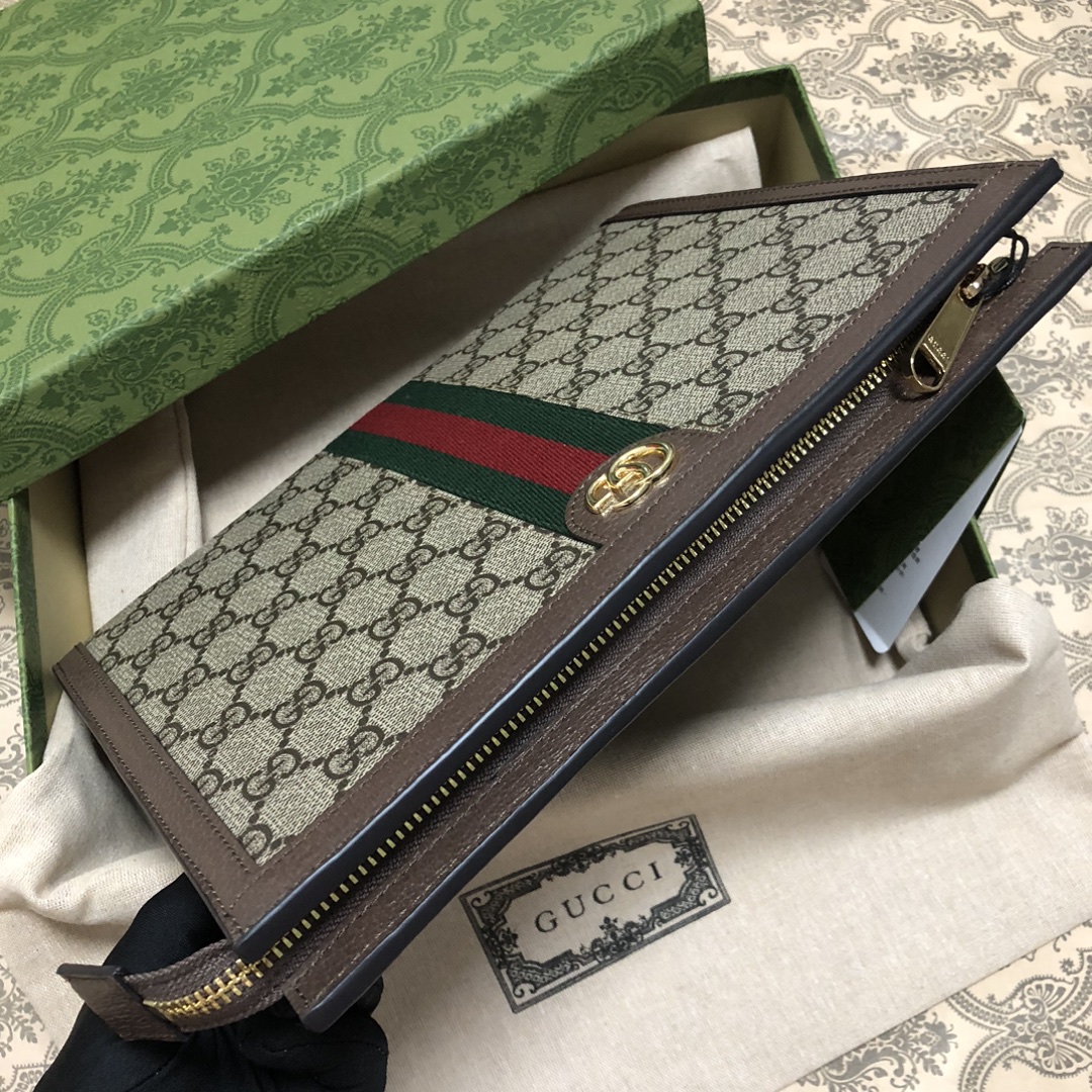 新款手拿包。在男装周中被运用率极高的单品之一，出街时它的大小足够放下所有日常必备物，又比双肩和挎包方便很