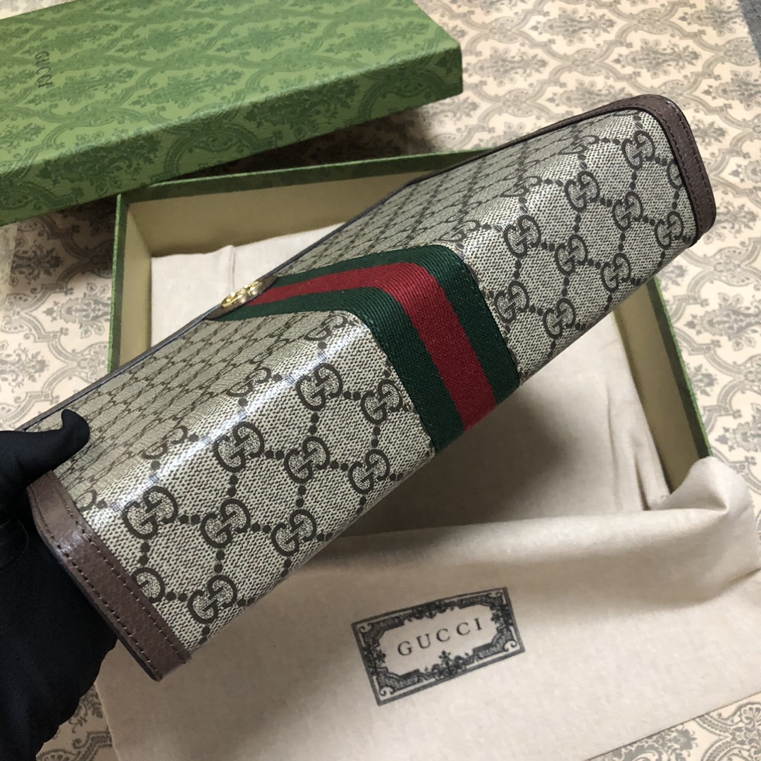 新款手拿包。在男装周中被运用率极高的单品之一，出街时它的大小足够放下所有日常必备物，又比双肩和挎包方便很