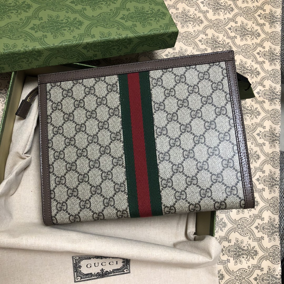 新款手拿包。在男装周中被运用率极高的单品之一，出街时它的大小足够放下所有日常必备物，又比双肩和挎包方便很