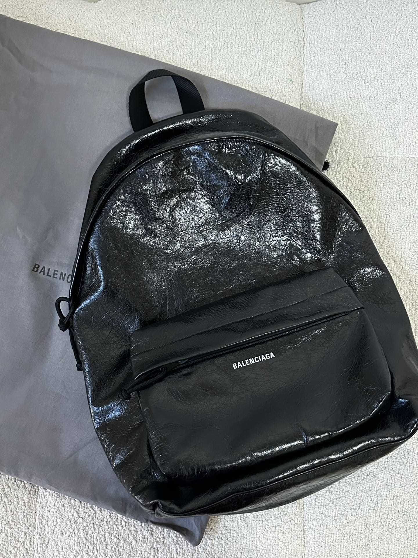 Sales King🔥 BA1ENCIAGA Explorez le sac à dos, je veux porter une épaule simple et pratique dans la vie quotidienne, et la texture doit encore être meilleure. Vraiment adapté à I HAHAHA, tous les livres et magazines informatiques sont invincibles et leur poids est léger. La texture du cuir est la chose la plus importante est que toutes sortes de versions sont de qualité sur le marché.