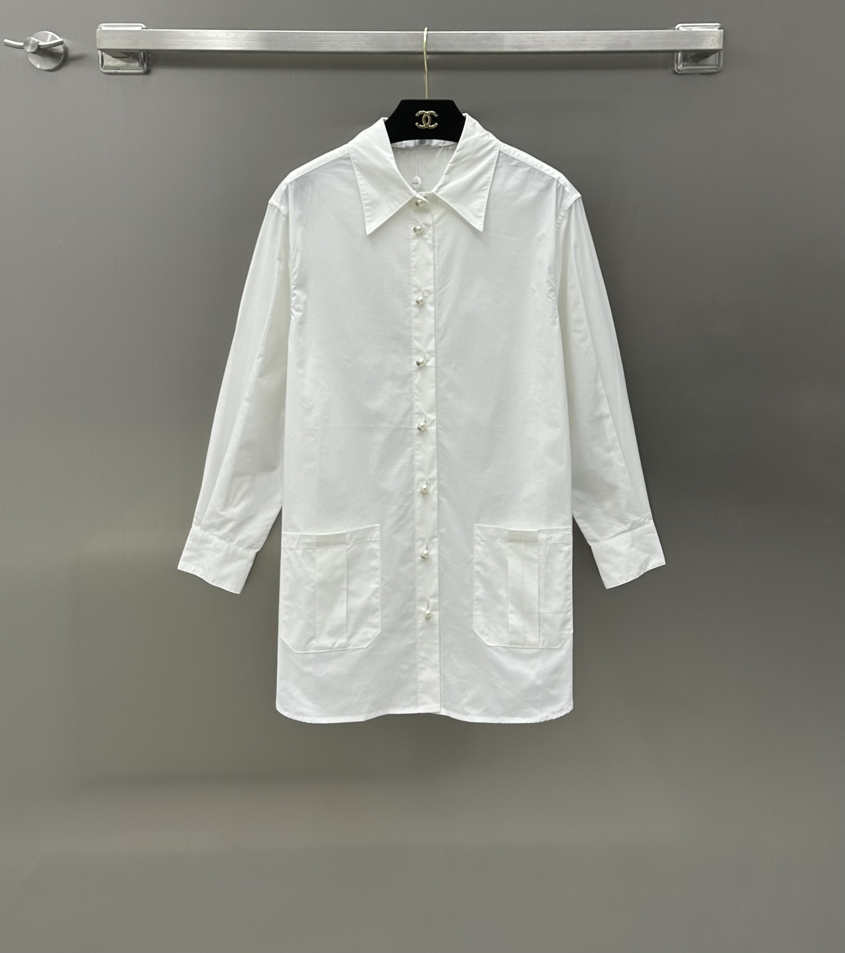 NO:696753,Chane* new product is on the shelves. Customized YB non-iron cotton fabric for pearl button shirt. It presents a high-quality feel. The texture is light and breathable. It is comfortable and soft. The hardware logo pearl buttons are used to embellish the whole. It presents a dual experience of appearance and vision. Use solid color all over the body. Decorate the hem with double pockets to decorate the ready-to-wear. In line with the brand positioning, the upper body is fashionable. It is simple yet high-end. A must-have for shirt control. High version, chanel,19860909Chane*新品上架 珍珠襟扣衬衣定制YB免烫棉质面料 呈现高品质感 质地轻薄透气 舒适柔软 沿用五金logo珍珠襟扣点缀整体 呈现品相视觉双重体验 使用通体的纯色 饰以下摆双口袋装饰成衣 符合品牌定位 上身洋气时尚 简约之余又不失高级 衬衣控必入 高版本,,chanel,,Women's clothing