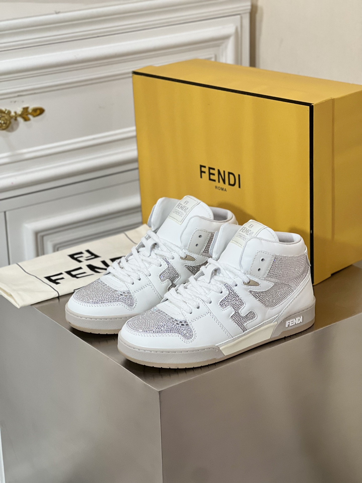 ••Novedades•• Fend*~Combina zapatos de caña alta para parejas de alta gama Combina zapatillas con cordones. C…