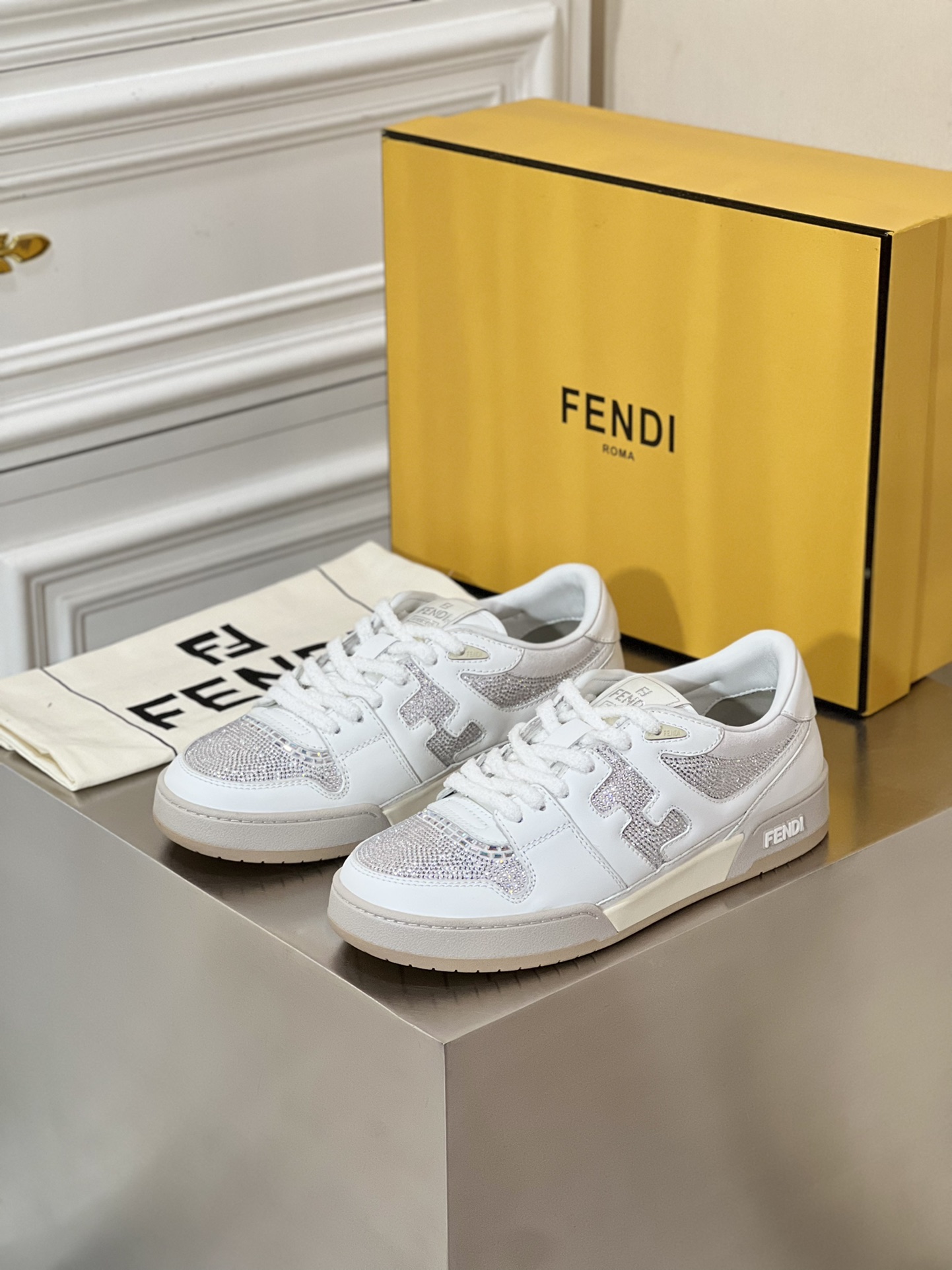 ••Novedades•• Fend*～Combina con estilos de pareja de alta gama👫zapatos bajos Combina con zapatillas deportiv…