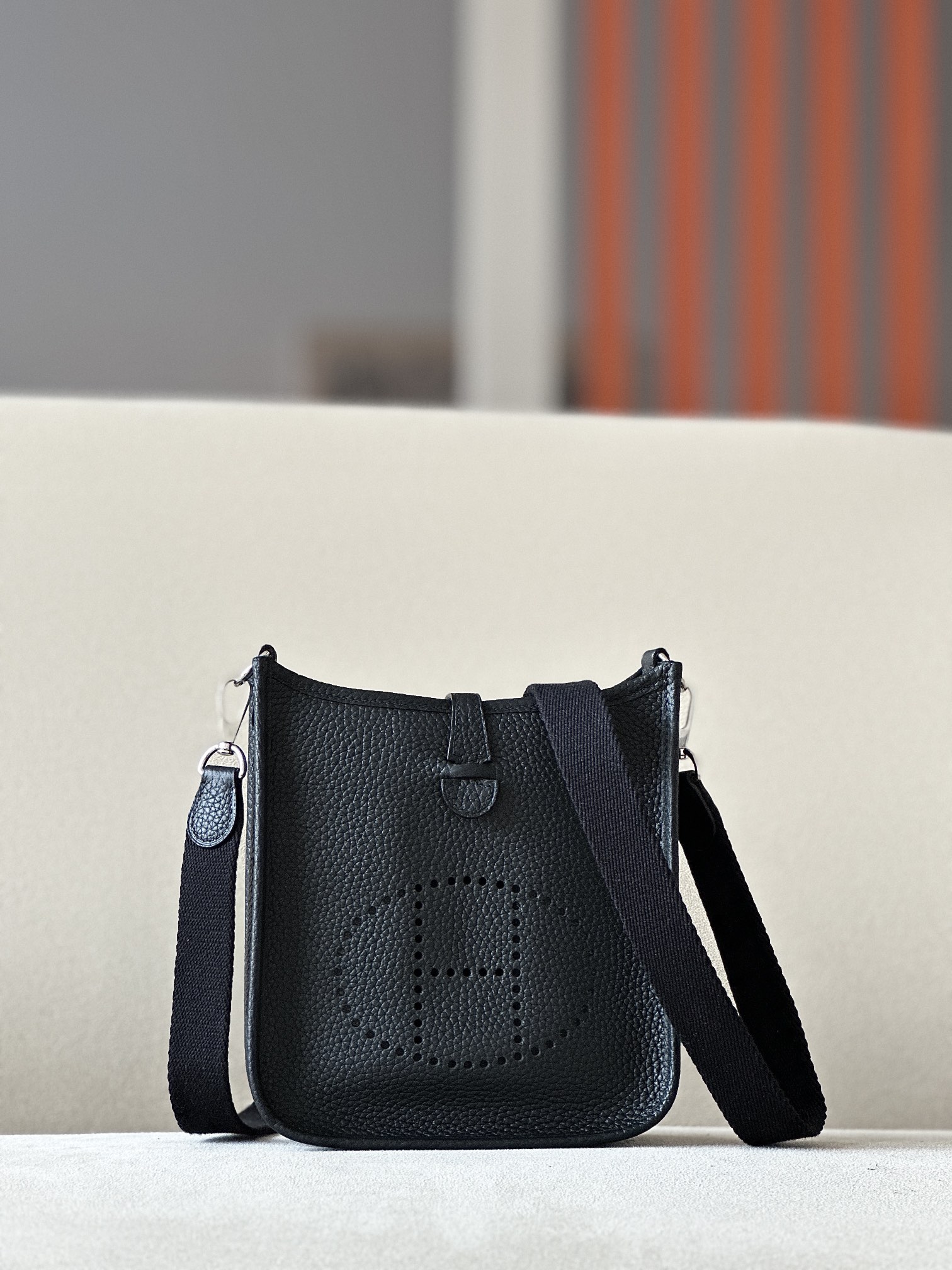 Medidas: 17 x 18 x 5.5 cm Piel: TC piel de vaca grande Color: CK89 negro / hebilla plateada Evelyne17 foto de detalle L…