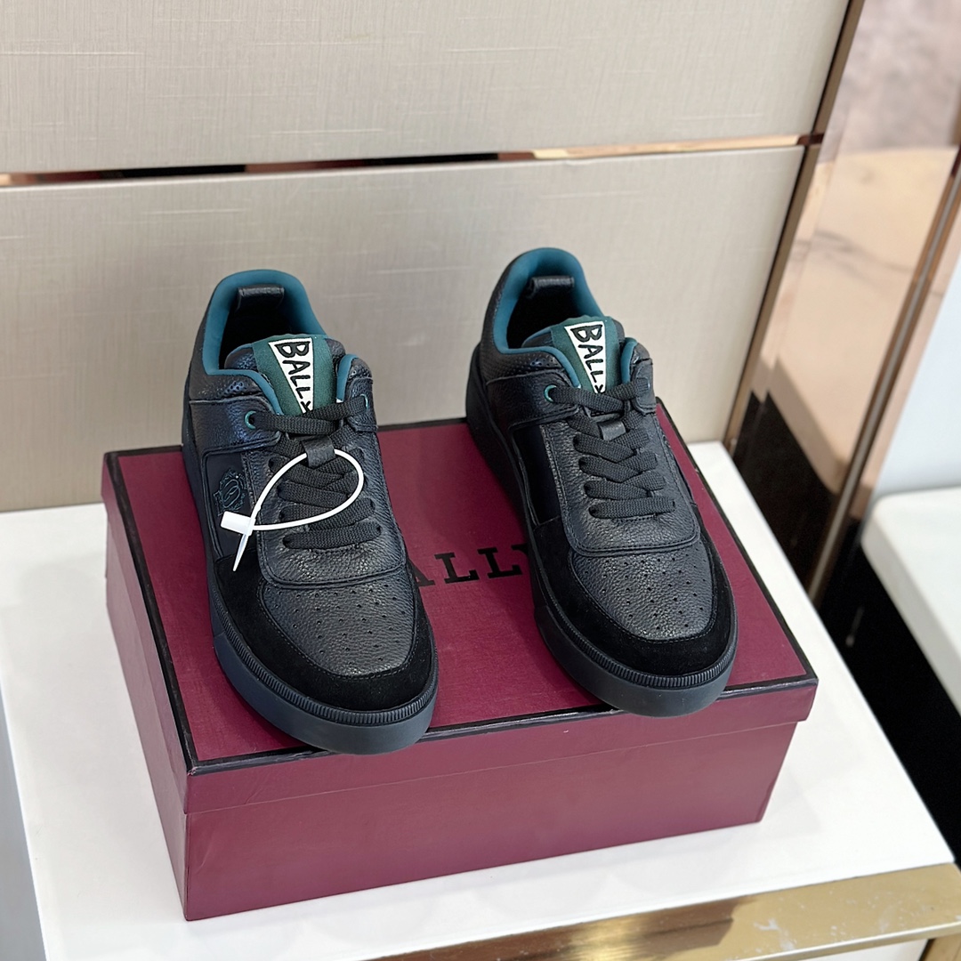 Zapatos casual de la serie cápsula de piel de vacuno para hombre de Bally. El cuerpo liviano del zapato agreg…
