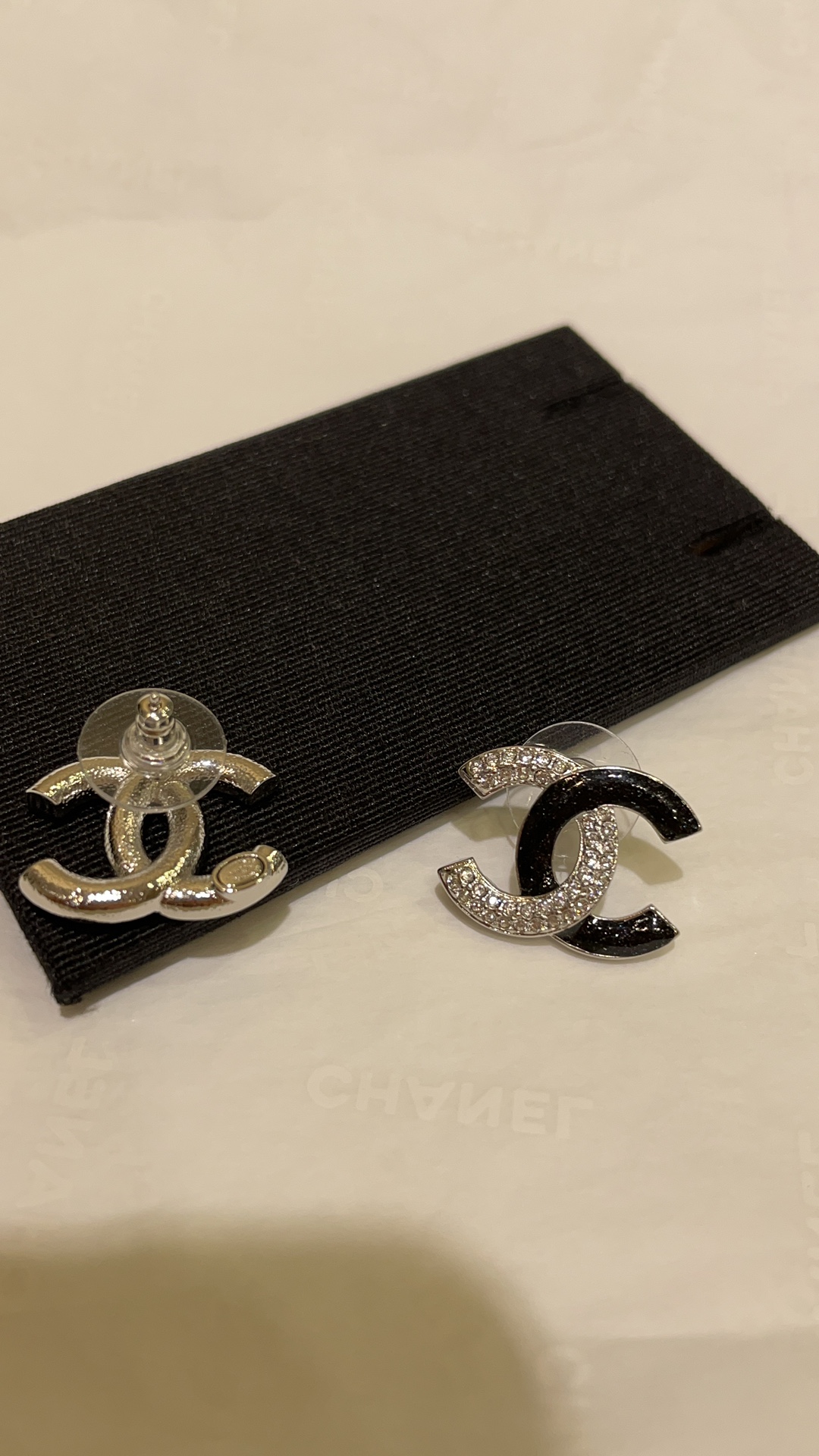 NO:633401,88160. Today’s new product purchase yb 23K new rhinestone enamel double-split silver double C stud earrings. Double-split design of rhinestone and black enamel. Retro gorgeous texture. Beautiful and exquisite. Must buy. Exclusive purchase yb customized Swarovski diamond top version ear studs, Cartier high-end jewelry1986090988160.今日新品购入yb 23K新款水钻珐琅双拼银色双C耳钉 水钻黑色珐琅的双拼设计 复古华丽质感 好看又精致 必买 独家购入yb定制 施华洛钻 顶级版本 耳钉,,卡迪亚高端饰品,Jewelry