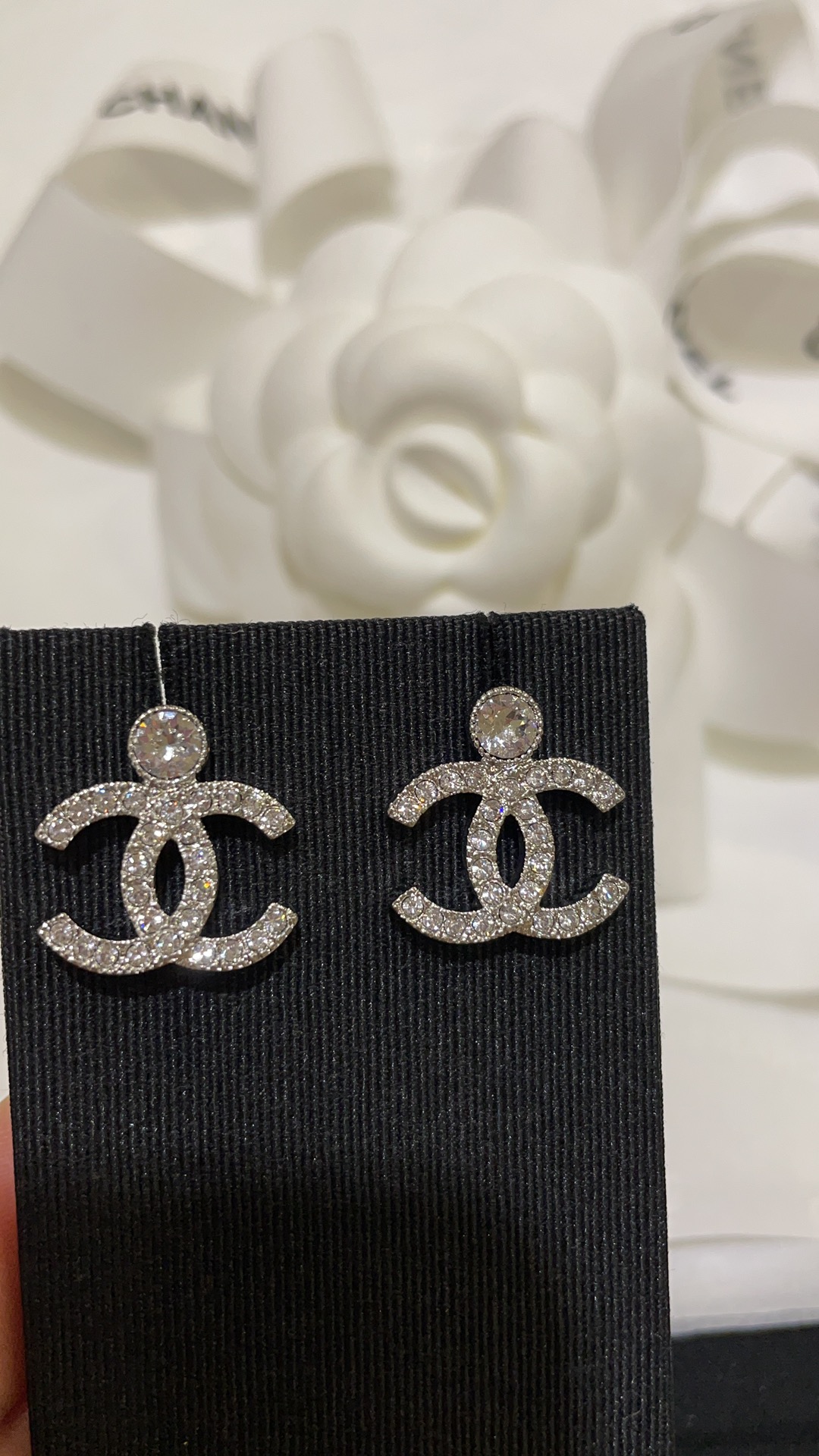 NO:635735,88160 Today’s new product purchase yb 23K new rhinestone double C and one diamond silver stud earrings. A small round diamond just above the double C is very unique. It is super cute and fashionable for daily wear. Exclusive purchase from yb developed by Swarovski diamond material, Cartier high-end jewelry1986090988160今日新品购入yb 23K新款水钻双C一颗钻银色耳钉 双C正上方一颗小小的圆钻很显别致 日常佩戴闪闪的超可爱时髦感满分 独家购入yb开发 施华洛钻材质,,卡迪亚高端饰品,Jewelry
