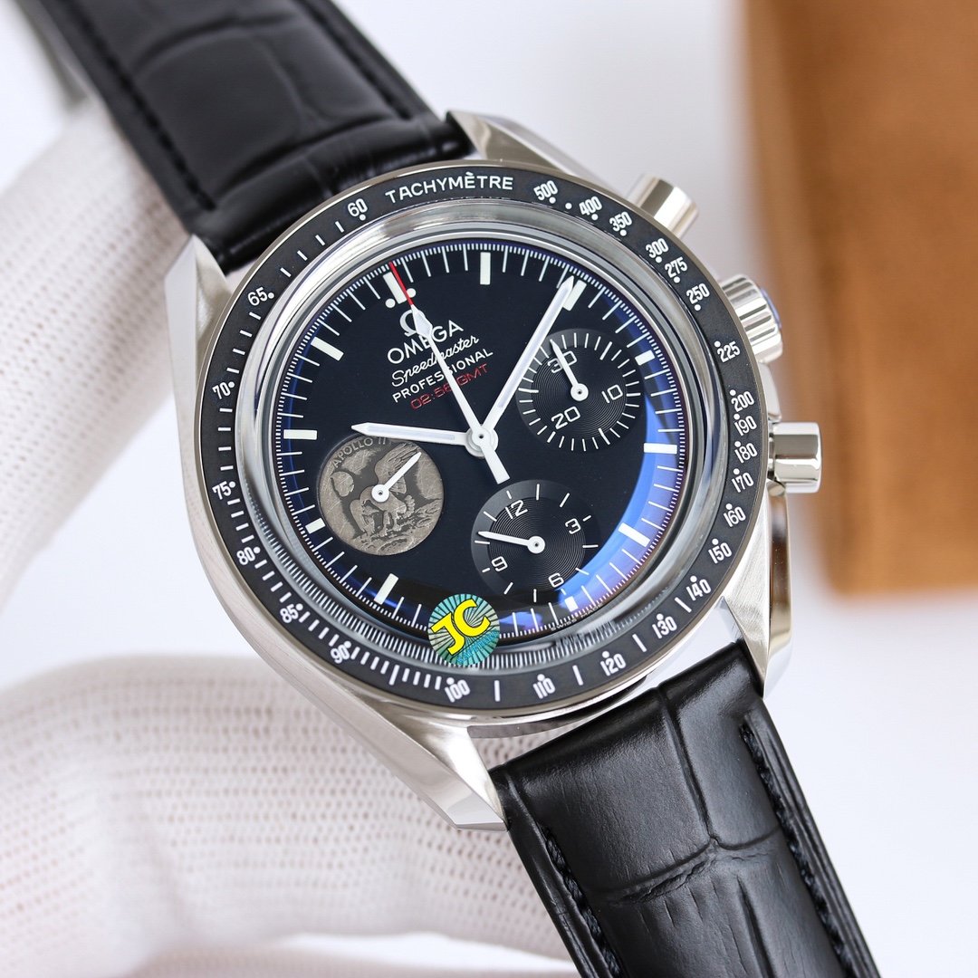NO:142958,The new Omega Omega Moon Speedmaster returns [Professional Moon Watch] The core of the Speedmaster story is that it was taken to the moon by Armstrong (the watch was left in the capsule). The case material is made of imported 316 stainless steel, which is made of sand, delicate and three-dimensional, and is obviously equipped with a ceramic bezel. The dial luminescence is made of imported Swiss luminescence materials and has been repeatedly copied and processed. It is matched with a pot cover sapphire crystal mirror. The case size is 42 mm and can be matched with a stainless steel strap or 