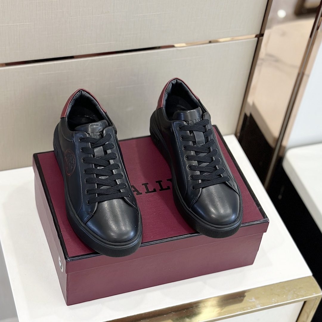 Zapatillas de cuero MIKY-RT de Bally para hombre con detalles rojos clásicos en el talón y la clásica marca roja de Bal…