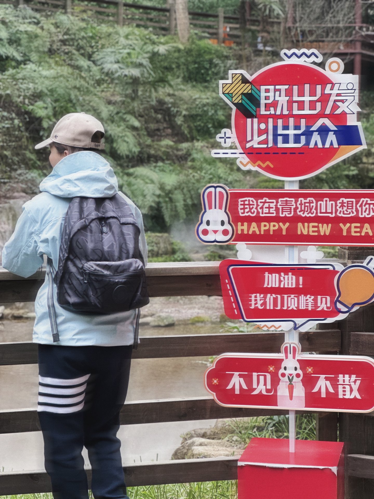 或者干脆上班背一个背包 6