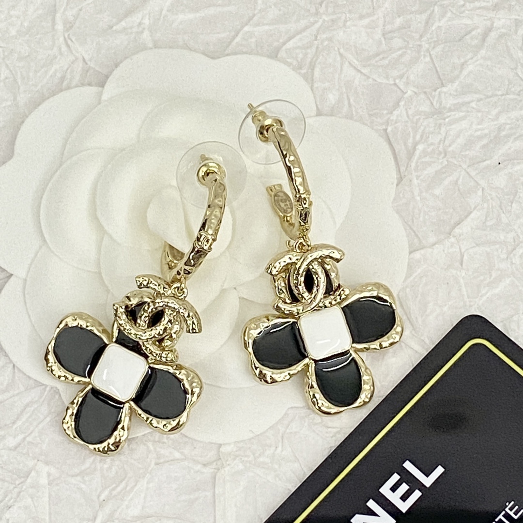 AAA
 Chanel Jewelry Earring Black White Fashion