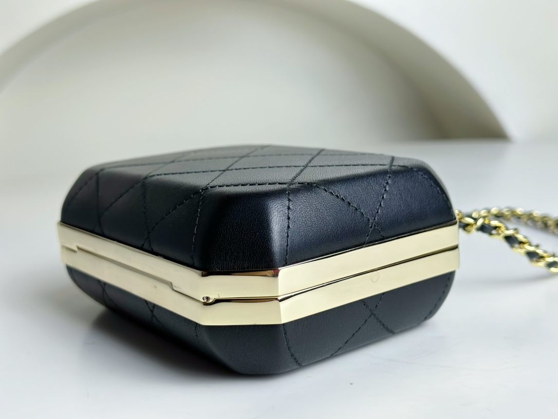 Xiaoxiang CHANEL 23S spring and summer soap box evening bag, Italian sheepskin + light gold metal, very classic hard box style, I fell in love wi