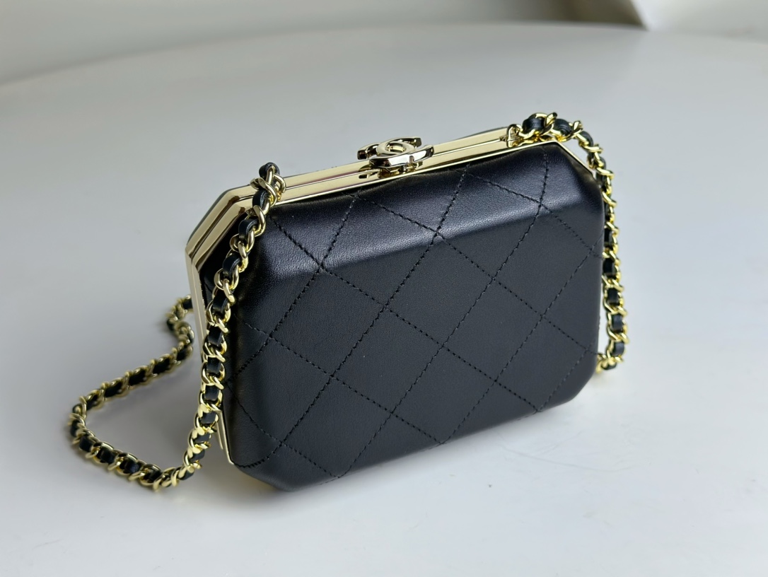 Xiaoxiang CHANEL 23S spring and summer soap box evening bag, Italian sheepskin + light gold metal, very classic hard box style, I fell in love wi