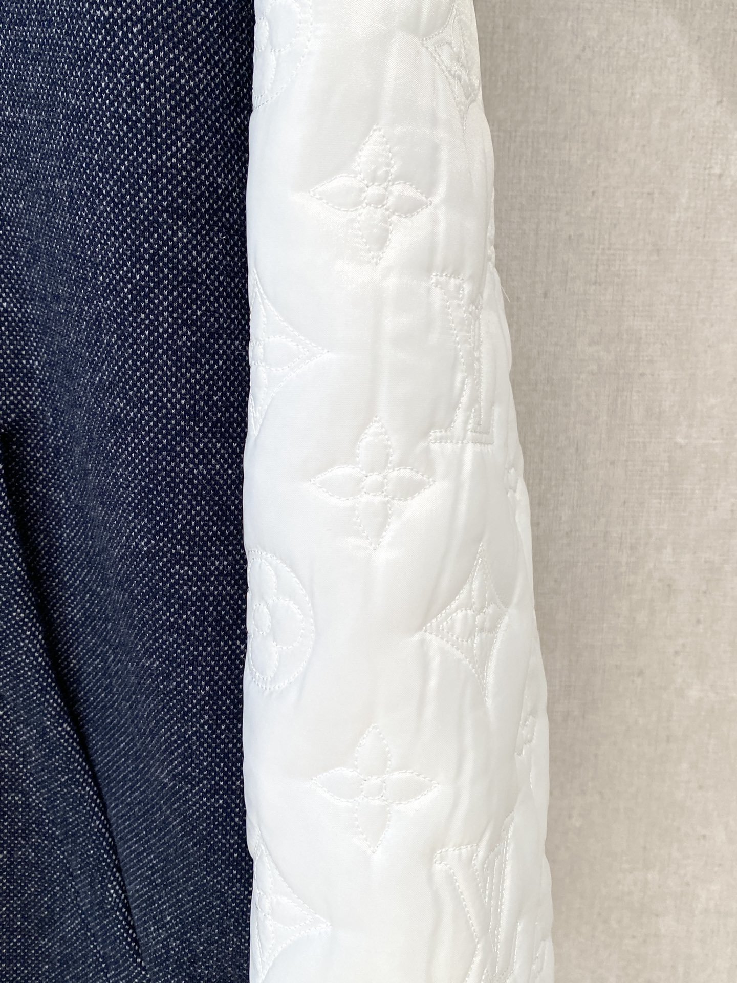 路易威登2023新品夹克外套时尚帅气简约百搭款胸前设计凹凸字母logo定制原版面料不仅挺括保持潮流的廓形